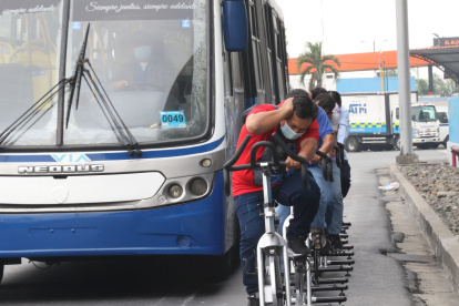 14-10-2021- Los choferes de buses y taxis viven la experiencia de lo que es ser ciclista