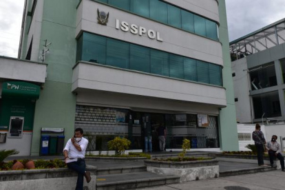 Los exdirectores del Isspol firmaron las transacciones.