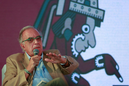 El escritor español Fermín Goñi posa para una fotografía durante la presentación de su libro "Un día de guerra en Ayacucho", hoy en el Zócalo de la Ciudad de México (México).