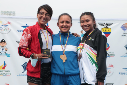 Glenda Morejón (c), marchista ecuatoriana, luce su medalla de oro luego de imponerse en los 20.000 metros.