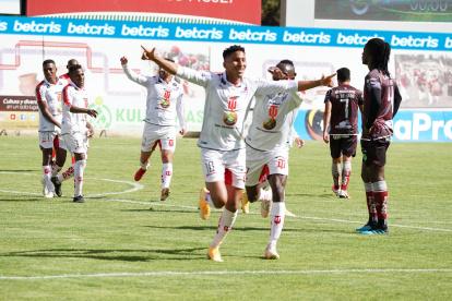 Marcos Mejía celebra el único gol que se anotó en el estadio de Echaleche.