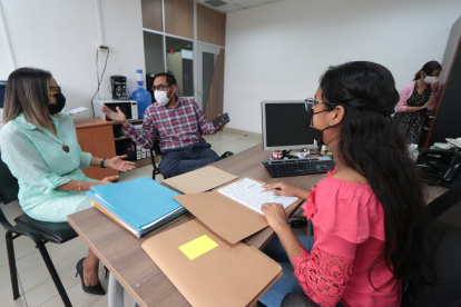 Bayper Salvatierra (d) forma parte del grupo de 63 jueces de paz incorporados recientemente en la urbe. Ella atenderá en su comunidad, en Colinas de Nuevos Horizontes.