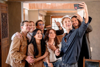 Dos generaciones. El elenco original y nuevo de la historia.