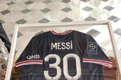 El primer ministro francés, Jean Castex, regaló este lunes al papa Francisco una camiseta que seguramente aún no tenía: la firmada por el astro argentino Lionel Messi con su nuevo equipo, el Paris Saint Germain.