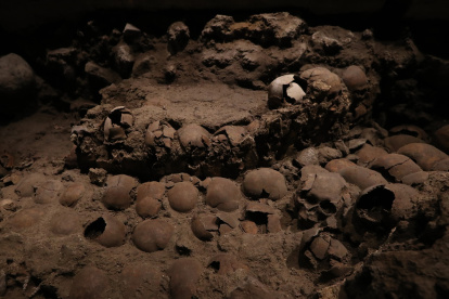 Una torre de cráneos se puede apreciar de cerca en el lugar.