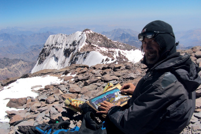 Miguel Doura pinta una de sus obras en el Aconcagua.