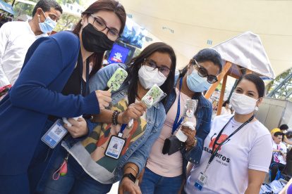 Estudiantes de la Universidad de Guayaquil muestran los helados artesanales elaborados por ellos.