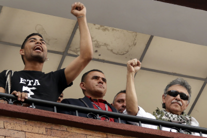 Miembros de ETA se asoman a un balcón de la sede política de las FARC, en Bogotá, en 2019. Juan Páez / EFE
