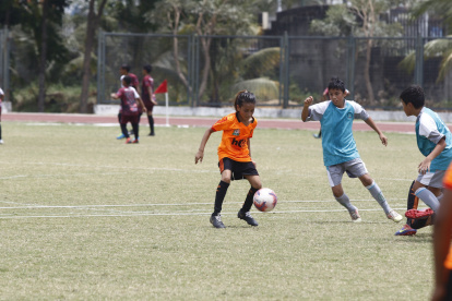 Ayleen Albán (i), del Elvia María, domina el balón en el compromiso ante Naranjal, donde el club de la pequeña cayó por 1-0.