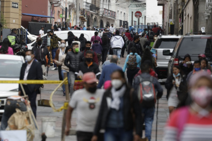 Movimiento. Mientras los mercados y centros comerciales del Centro Histórico lucen vacíos, las calles están abarrotadas de vendedores informales que ofrecen diversidad de productos.