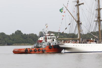 Soporte. Momento en el que la embarcación fue remolcada por segunda vez. En la primera el remolque se viró y el velero se fue contra el puente peatonal a Santay.