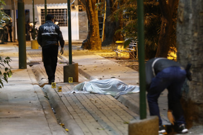 El cadáver quedó a un costado de un parque, en la manzana 334 de la ciudadela Sauces 6, norte de Guayaquil.