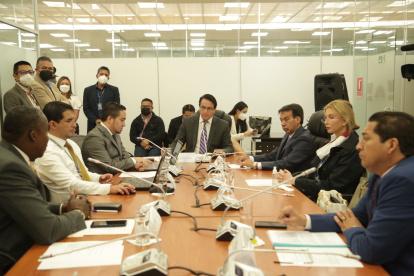 La Comisión de Fiscalización sesiona para avanzan en el juicio político al exministro René Ortiz.
