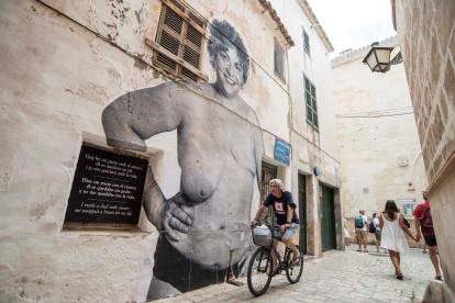 Instalación mural en Menorca haciendo referencia al cáncer de mama.