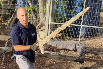 Nir Distelfeld, inspector de la Unidad de Prevención de Robos de la Autoridad de Antigüedades de Israel, posa con la espada hallada en el mar Mediterráneo.