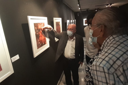 Roberto Jiménez dialoga con el público sobre el sentido de sus obras.