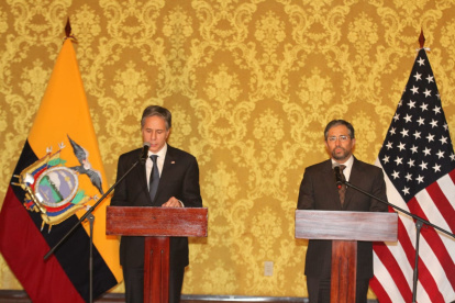 El secretario Blinken con el canciller Montalvo durante la rueda de prensa en el salón Amarillo del palacio de Carondelet.