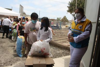 Proceso. Los desechos que se intercambian deben llegar clasificados. Luego, se los pesa y se hace el trueque, que incluye además ropa y frutas