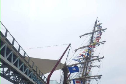 El buque de la armada de Brasil, Cisne Branco, se impactó el martes 18 de octubre contra el puente peatonal a Santay.