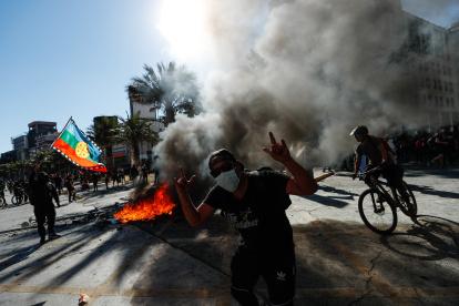 La violencia fue notoria en diferentes lugares de Chile y los disturbios a la orden del día.  Alberto Valdes / EFE