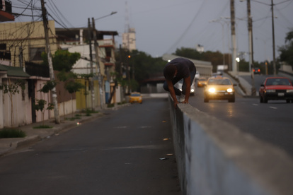 Infracción. Estas escenas se dan a diario y a cualquier hora del día. La gente, buena y con vicios o malas intenciones solo salta el muro e ingresa a la ciudadela Ferroviaria.