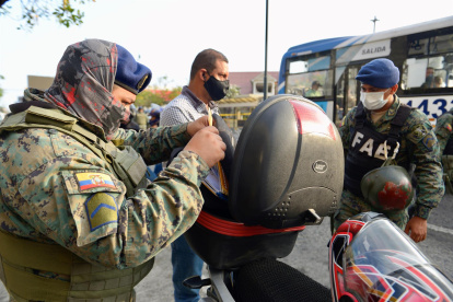 Integrantes de Las Fuerzas Armadas de Ecuador realizan hoy operativos de control en la ciudad de Guayaquil (Ecuador).