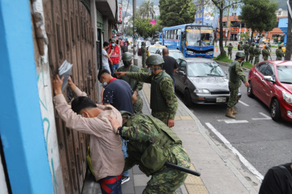 Operaciones. Militares durante las operaciones de control en el sur de Quito.