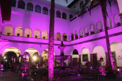 La presidencia realizó el encendido de luces por el Día Mundial en la Lucha contra el Cáncer de Mama