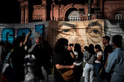 La mascarilla en espacios públicos deja de ser obligatoria en Buenos Aires
Personas caminan frente a la estación ferroviaria de Constitución protegidos con mascarillas, en Buenos Aires, en una fotografía de archivo.