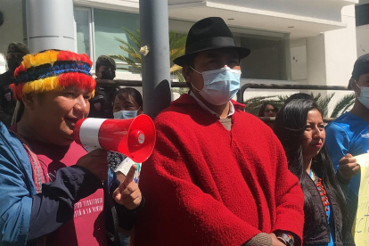 Los líderes indígenas Marlon Vargas y Leonidas Iza hablan durante una manifestación ante la Corte Constitucional, hoy en Quito (Ecuador).
