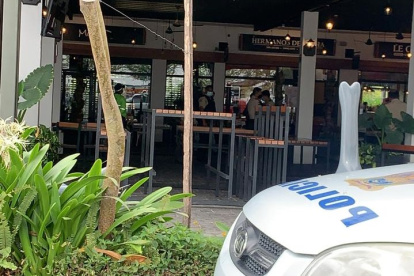 La Policía llegó al sitio para resguardar el establecimiento.