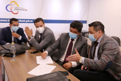 Coordinación. Jorge Yunda en medio de sus abogados Édgar Molina y Marcelo Icaza, antes de su testimonio.