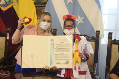 Momento en el que Raquel Rodríguez recibió el reconocimiento.