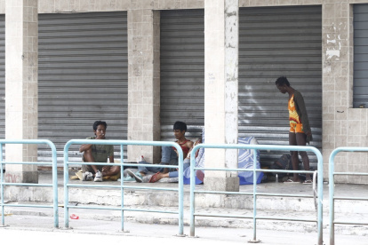 Escenas. A diario, se observan escenas como muestra la gráfica, de consumidores de sustancias en cualquier sitio de la ciudad a la vista de todos.
