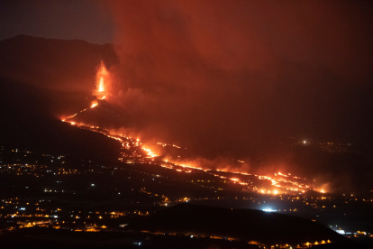 Los confinamientos se llevarán a cabo una vez que esa colada llegue al mar, falta poco. 
Miguel Calero / EFE