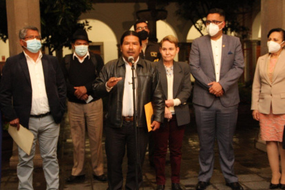 El coordinador de Pachakutik, Marlon Santi, en declaraciones a la prensa en el Palacio de Carondelet.