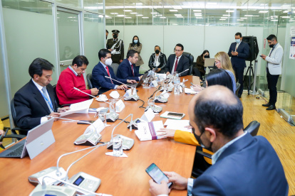 Parte de la Comisión de Fiscalización sesión presencialmente en la sede del Legislativo.