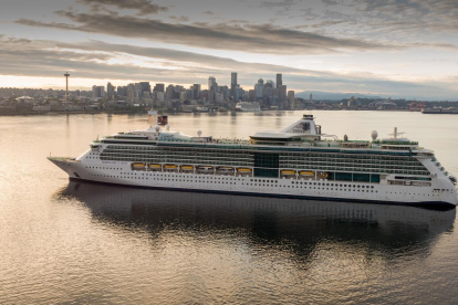 Fotografía del 17 de julio de 2021, cedida por la naviera Royal Caribbean, donde se muestra a su crucero "Serenade of the Seas" mientras navega cerca de Seattle en el estado de Washington (EE.UU.).
