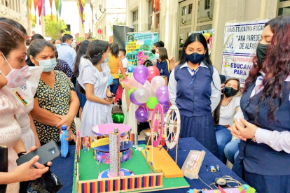 El público observó los proyectos elaborados por los estudiantes.