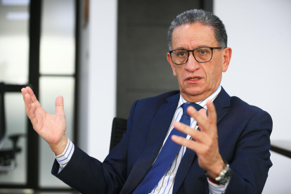 Fotografía de archivo en la que se registró al ministro ecuatoriano de Energía y Recursos Naturales No-Renovables, Juan Carlos Bermeo, durante una entrevista con Efe, en Quito (Ecuador).