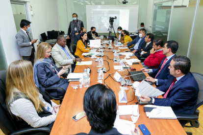 Parte de la mesa de Fiscalización sesionó de manera presencial en la sede legislativa.