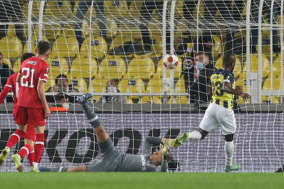 Enner Valencia marcó los dos goles en el empate 2-2 del Fenerbahce.