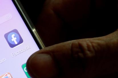 El logo de la aplicación de Facebook en una pantalla de un celular, en una fotografía de archivo.