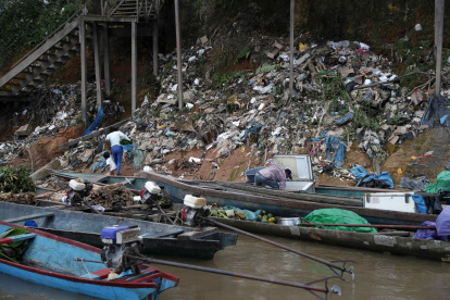 La basura tirada junto a un desagüe en el río Marañón, localidad de San Lorenzo, capital del Datem del Marañón, en la Amazonía de Perú. EFE/ Paolo Aguilar