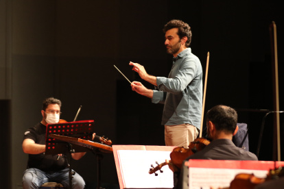 Iñigo Pirfano en el ensayo con la Orquesta Filarmónica de Guayaquil, en el Teatro Centro de Arte.