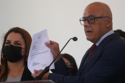 El presidente del Parlamento de Venezuela, Jorge Rodríguez, dijo que se trata de normalizar las relaciones con Colombia. EFE/ Miguel Gutiérrez