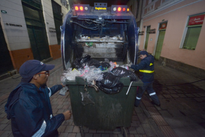 Nocturno. Los camiones de recolección de basura y su personal trabajan por las noches en las avenidas.
