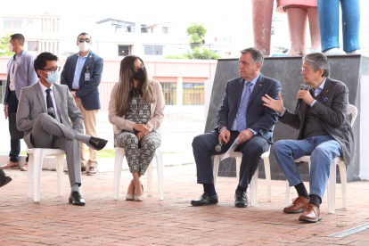ENCUENTRO. El primer mandatario estuvo ayer reunido con jóvenes de Solanda, en el sur de Quito.
