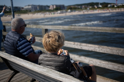 Una pareja disfruta del paisaje en la costa alemana del Mar Báltico.