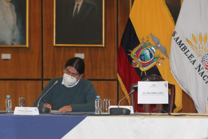El presidente de la Comisión, José Cabascango, junto a la silla vacía con el nombre del presidente, en esta ocasión bien escrito.
